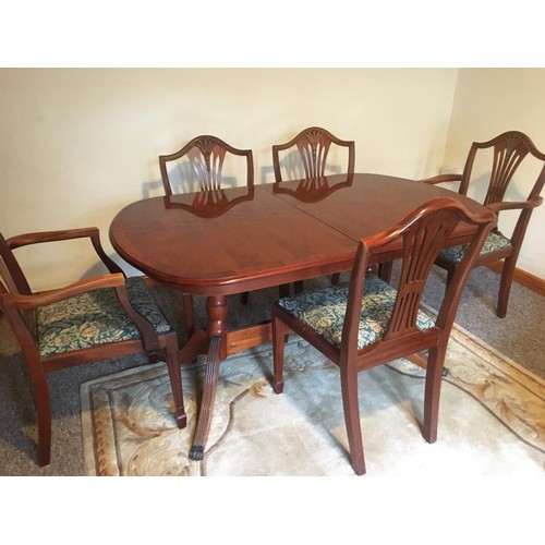 887 - Dinning table and 6 chairs in lovely condition. Includes 2 carver chairs.
collection from vendors ad... 