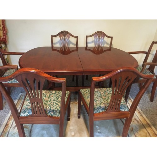 887 - Dinning table and 6 chairs in lovely condition. Includes 2 carver chairs.
collection from vendors ad... 