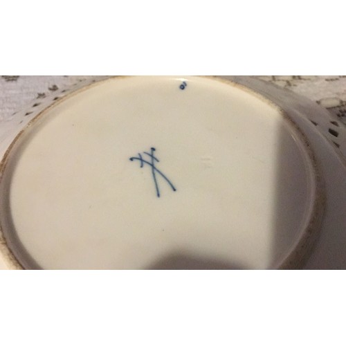 8 - Meissen ribbon Pierced plate with crossed swords