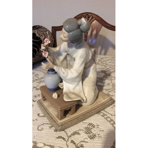 22 - Lladro Japanese lady figurine  Stamped second