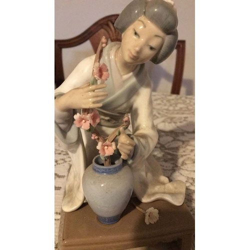 22 - Lladro Japanese lady figurine  Stamped second