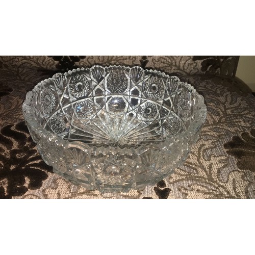 39 - Heavy cut crystal bowl, Czech. Hob star cut with tooth cut base,