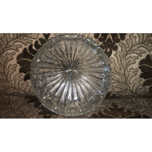 39 - Heavy cut crystal bowl, Czech. Hob star cut with tooth cut base,