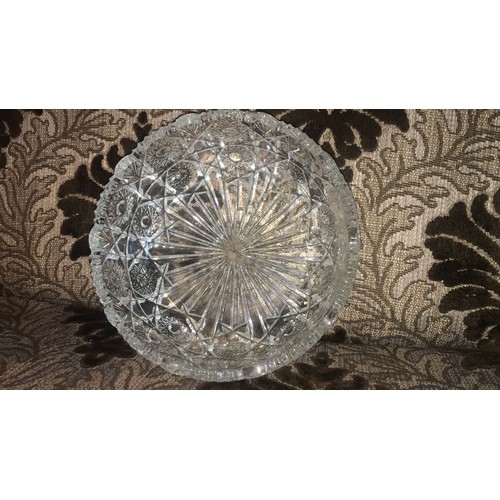 39 - Heavy cut crystal bowl, Czech. Hob star cut with tooth cut base,