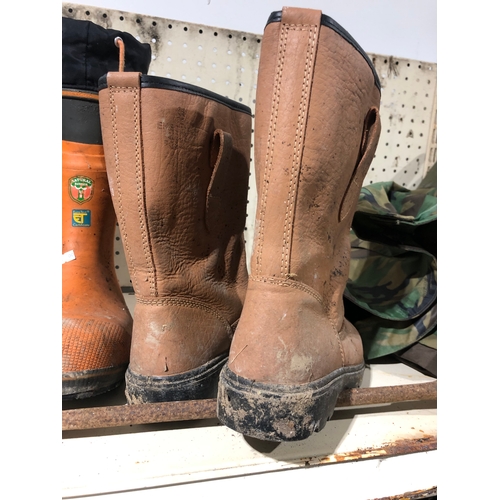 424 - Work boots size 8 appox