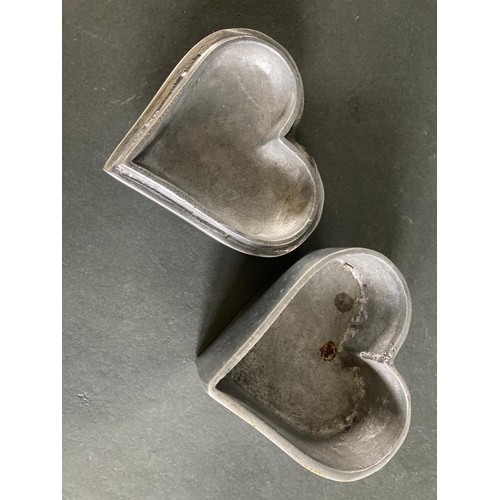 201 - Heart shaped Silver coloured trinket box with lid 11cm wide x 4cm deep.