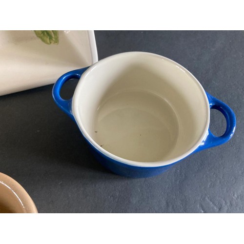 180 - Selection of ceramic oven  proof dishes/ pots  Cream dish measures 29cm x 19cn x 7cm deep, small blu... 