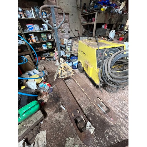 167 - Close Tyne commercial hydraulic pallet fork trolley