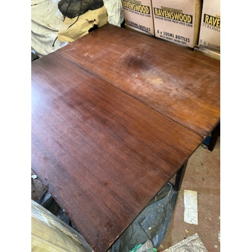 231 - Mahogany drop leaf dining table