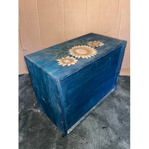 250 - Pretty little painted jewellery box,