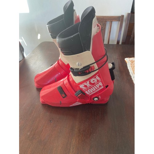 294 - Ski boots. Downhill. Size 10.