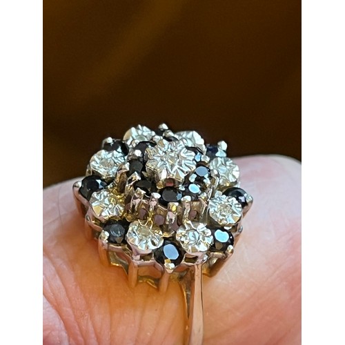 376 - A sparkling Vintage 9ct Gold Sapphire & Diamond Cluster Ring which sits beautifully and looks fabulo... 