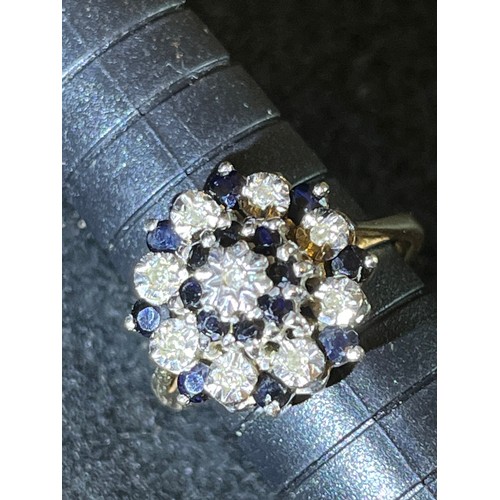 376 - A sparkling Vintage 9ct Gold Sapphire & Diamond Cluster Ring which sits beautifully and looks fabulo... 