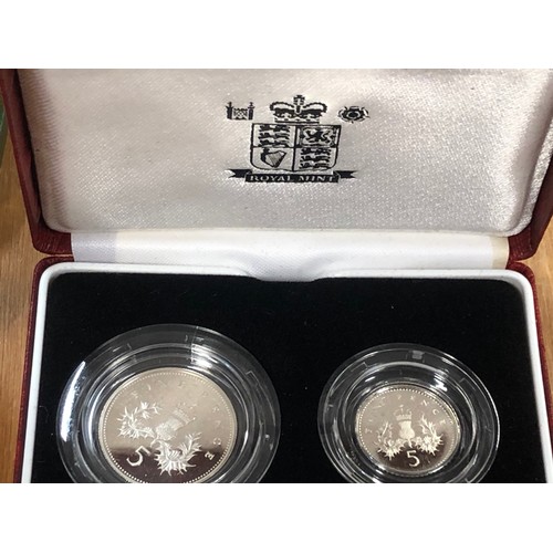 415 - 1990, silver proof 5p two coin set. Limited edition, 35,000