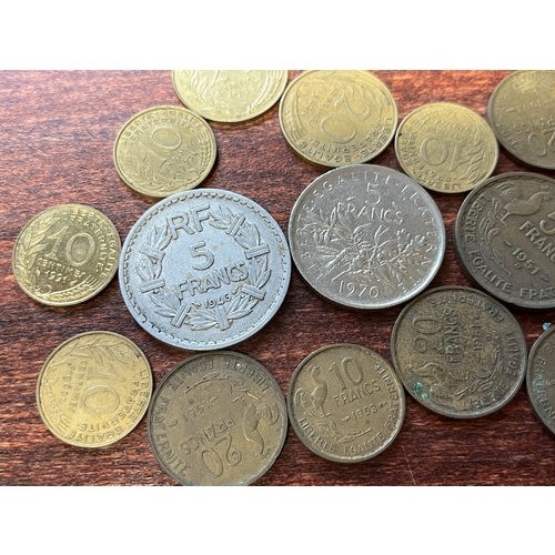 446 - 17 mixed French coins, 1960s and 70s