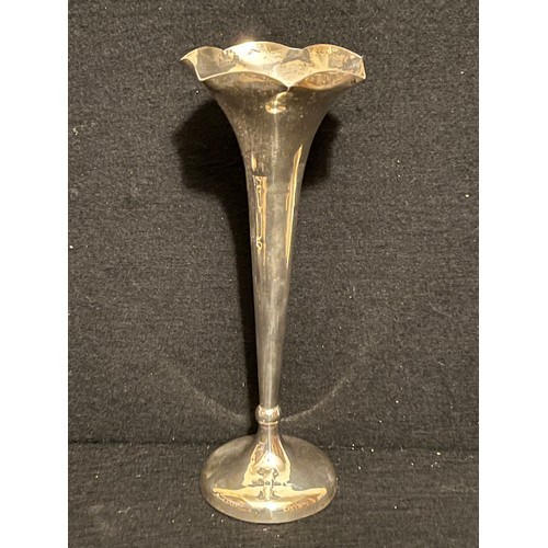 529 - Silver tulip vase. Hallmarked Shefield 1905. Weighted base 175.9g total.
Estimated silver content ap... 