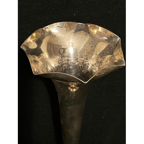 529 - Silver tulip vase. Hallmarked Shefield 1905. Weighted base 175.9g total.
Estimated silver content ap... 