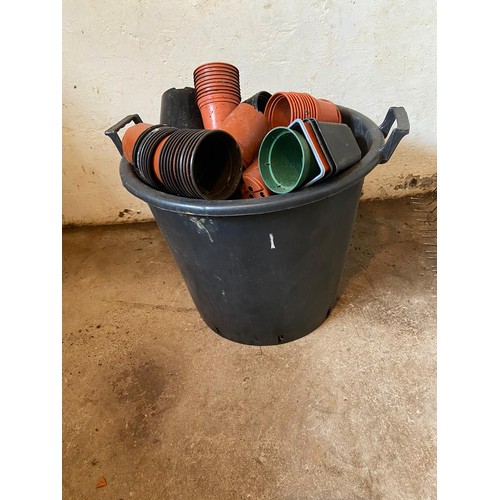 154 - Large quantity of plastic flower pots.