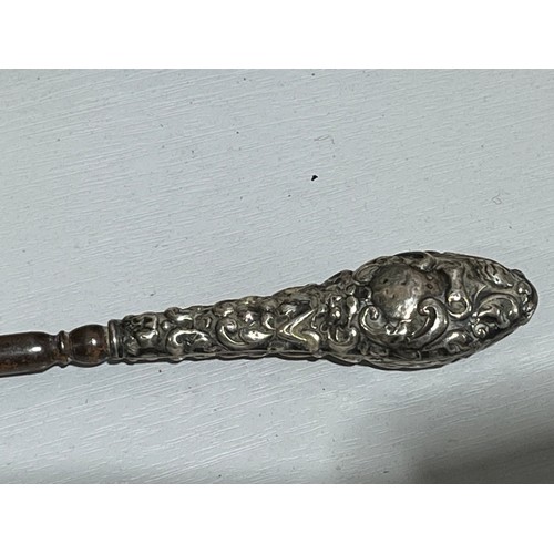 200 - Solid silver handled button hook. Birmingham Lion