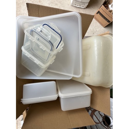 364 - Collection of Tuperware style plastic storage containers