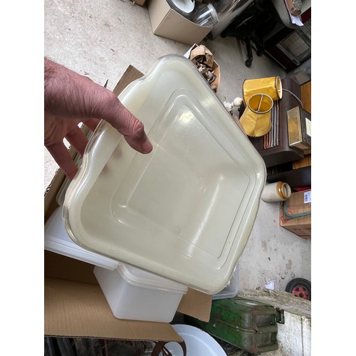 364 - Collection of Tuperware style plastic storage containers