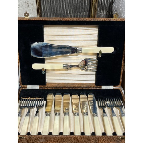 366 - Fish knives, forks and serving tools. Boxed in stain resistant Nickel