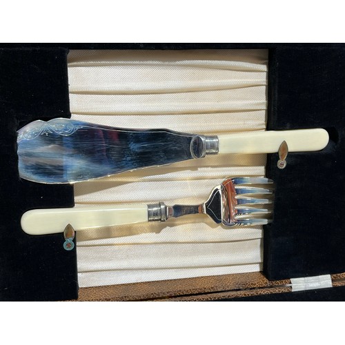 366 - Fish knives, forks and serving tools. Boxed in stain resistant Nickel