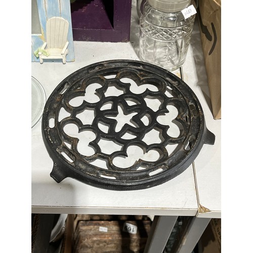 367 - Cast iron trivet