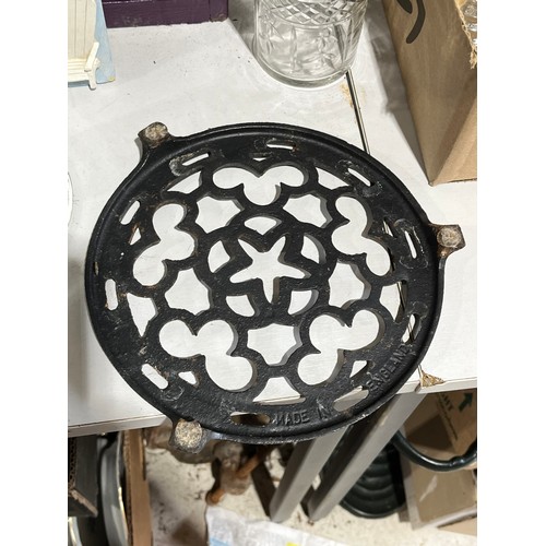 367 - Cast iron trivet