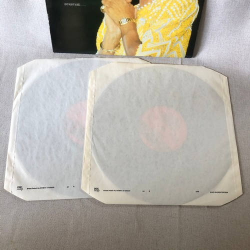 4 - This is Shirley Bassey. Two LPs . Music for pleasure, EMI  DL1140