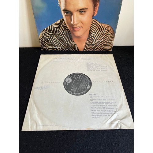 417 - Elvis' Christmas Album. RCA. RD-27052