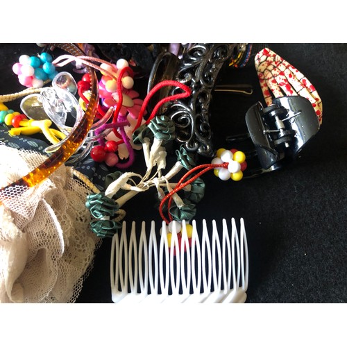 3 - Costume Jewellery ref.023 - Selection of hair grips etc