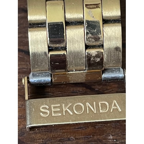 82 - Gents Sekonda Day Date watch with Metal strap 1980's in gold plated finish. Water resistant to 50 me... 