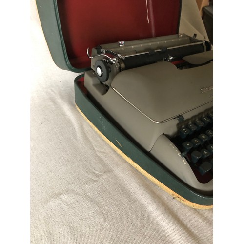 156 - Remington Quiet-Riter typewriter Miracle Tab complete with case