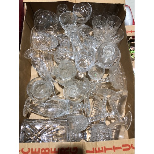 164 - Fruit box containing glassware