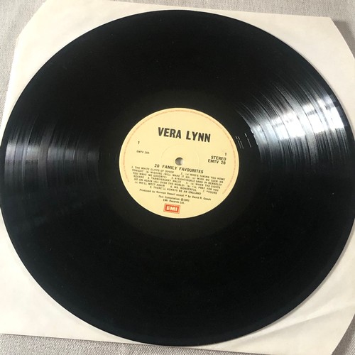 86 - Vera Lynn. 20 family favourites. EMI records. EMTV28