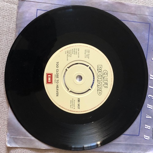 118 - Cliff Richard. Please don’t fall in love / Too close to heaven. EMI 5437