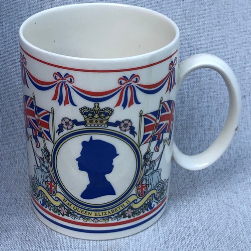 197 - Wedgwood commemorative Queens Silver Jubilee mug boxed.