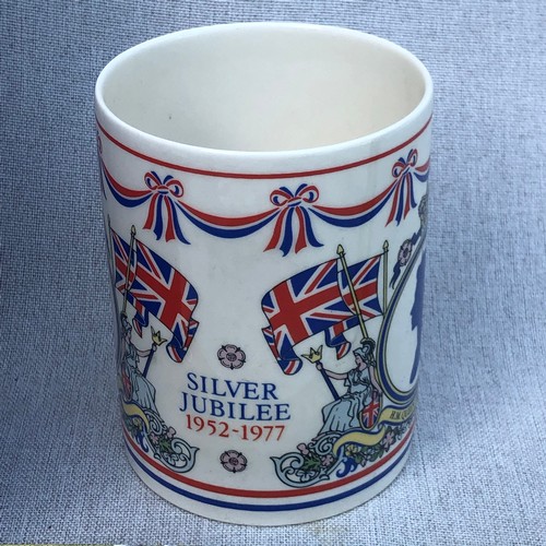 197 - Wedgwood commemorative Queens Silver Jubilee mug boxed.