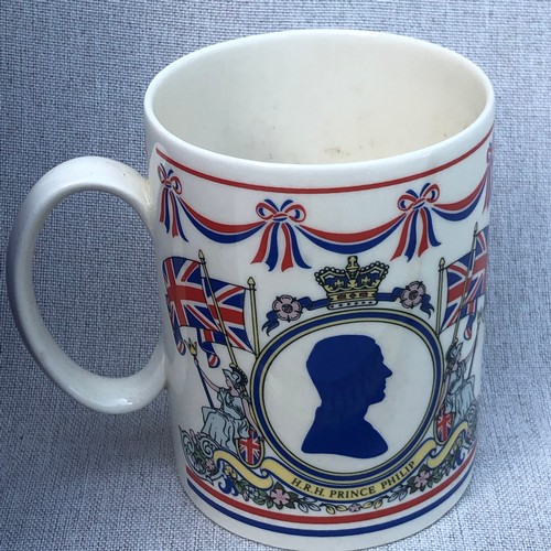 197 - Wedgwood commemorative Queens Silver Jubilee mug boxed.