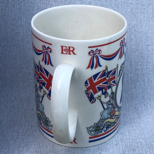 197 - Wedgwood commemorative Queens Silver Jubilee mug boxed.