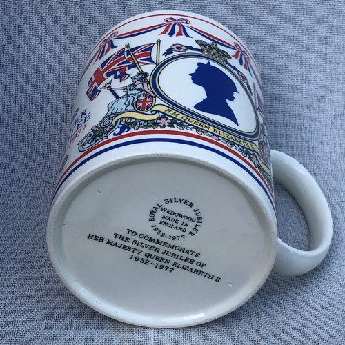 197 - Wedgwood commemorative Queens Silver Jubilee mug boxed.