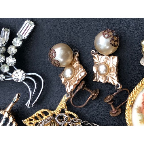 1 - Collection of vintage costume jewellery