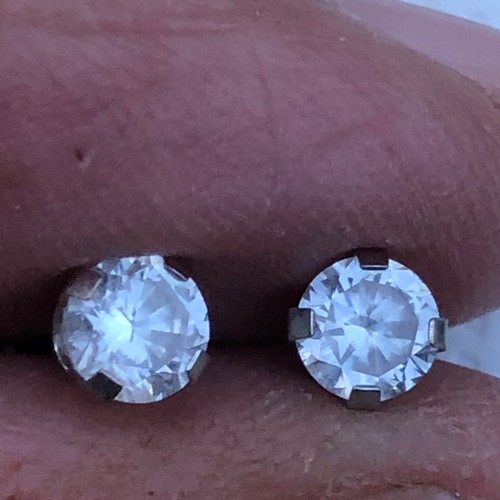 4 - Pair of stud earrings