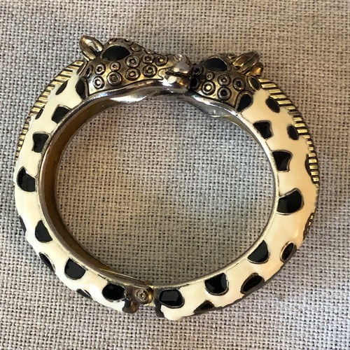 16 - Giraffe hing cuff bracelet