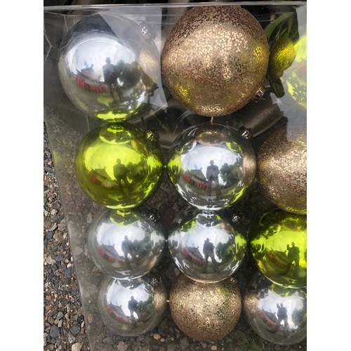 208 - 16 x Christmas tree baubles 5.5 inches