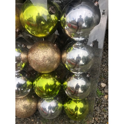 208 - 16 x Christmas tree baubles 5.5 inches