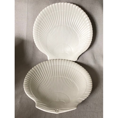 455 - A pair of fine Wedgwood scalloped diner plates