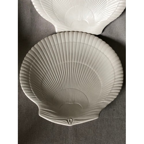 455 - A pair of fine Wedgwood scalloped diner plates