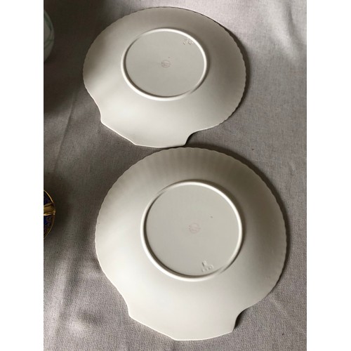 455 - A pair of fine Wedgwood scalloped diner plates